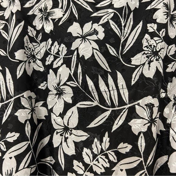 Vanity Fair Black and White Floral Robe - Picture 7 of 8